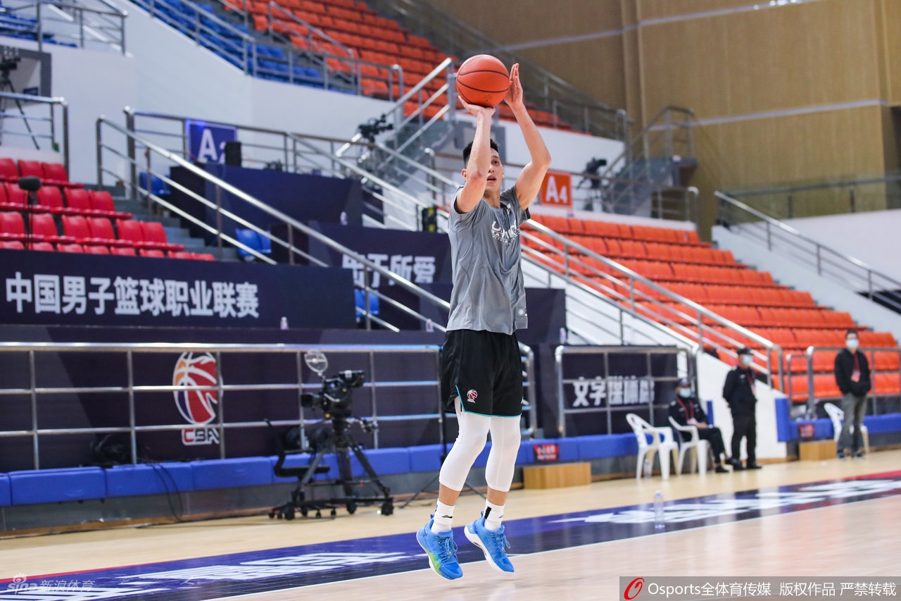 林书豪现身赛前热身 挥汗如雨期待上阵