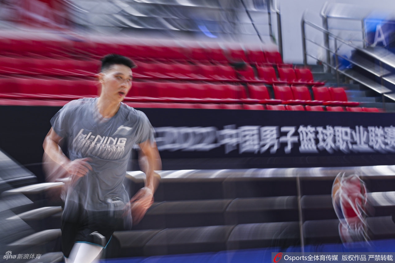 林书豪现身赛前热身 挥汗如雨期待上阵