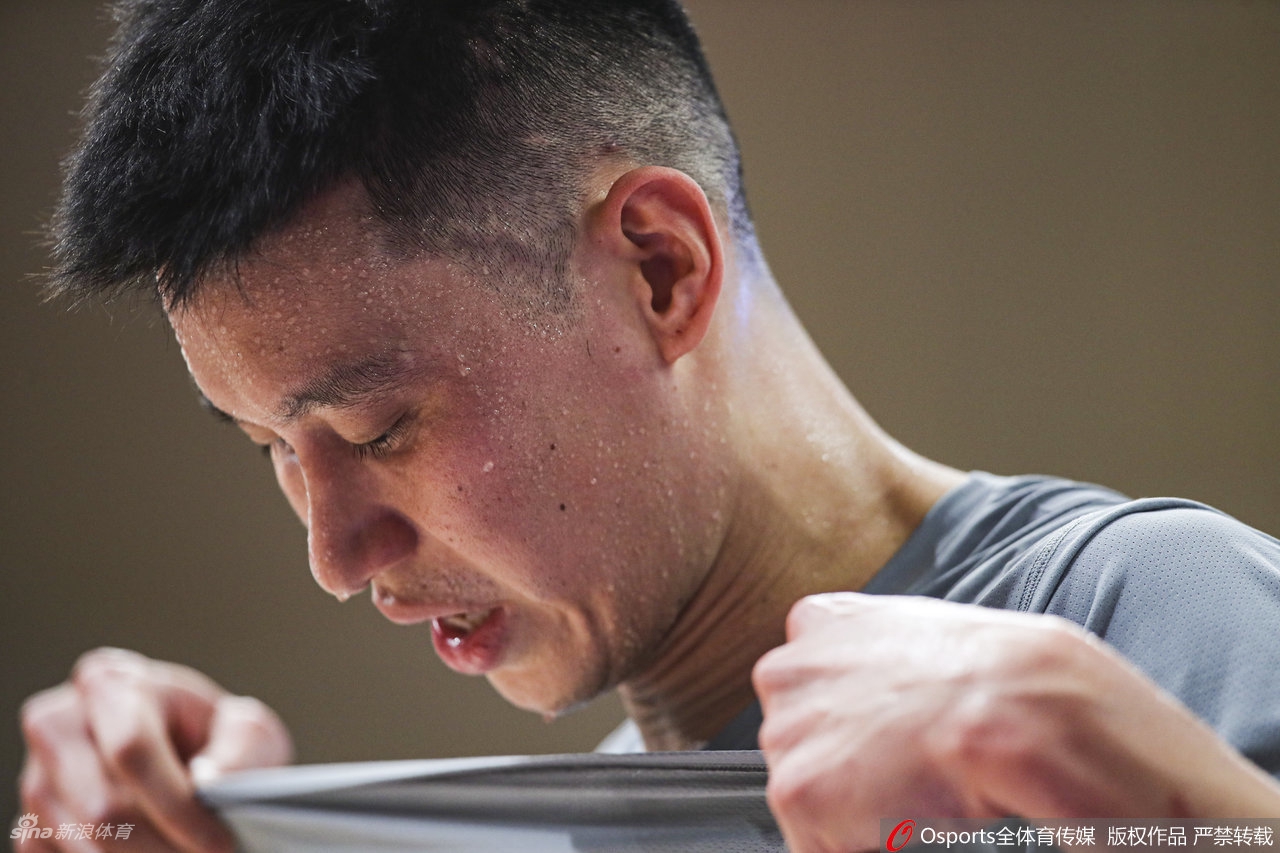 林书豪现身赛前热身 挥汗如雨期待上阵