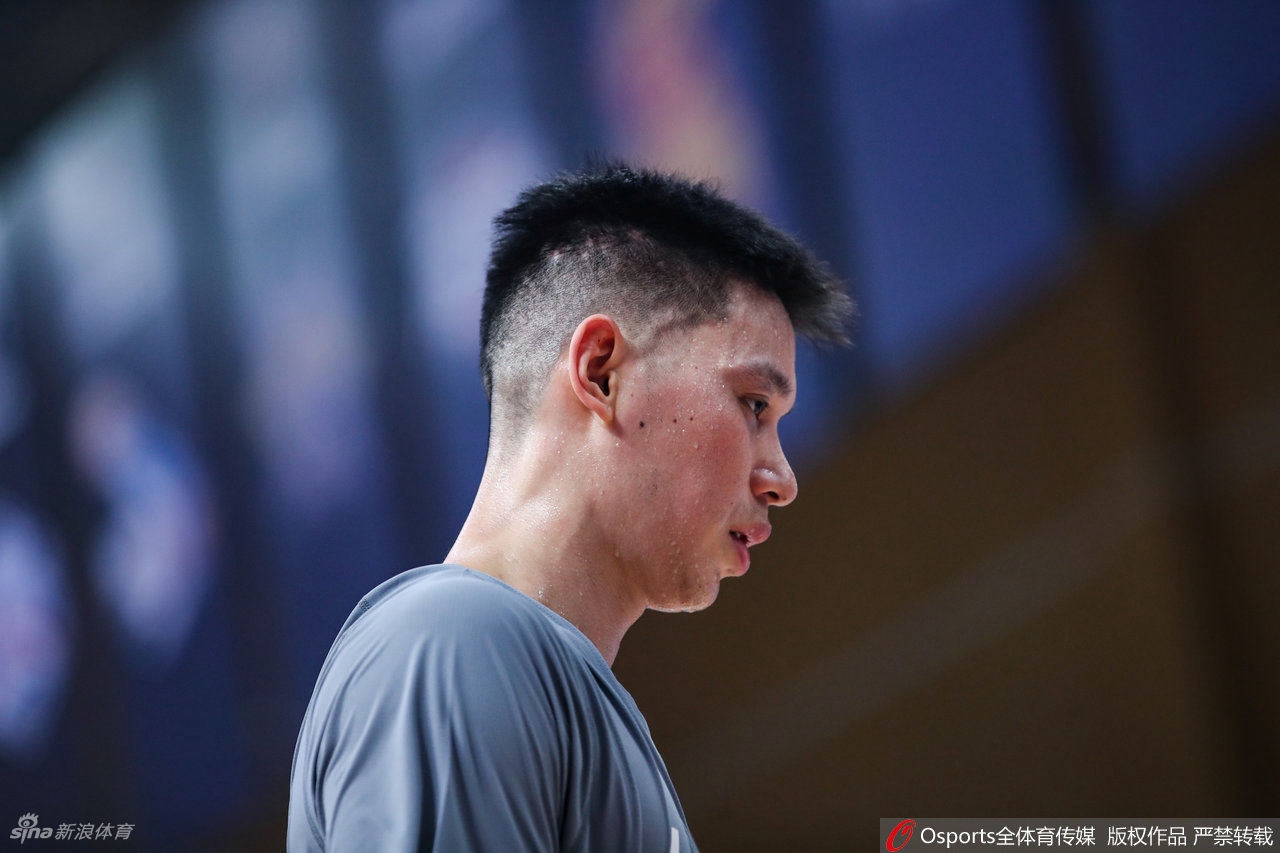 林书豪现身赛前热身 挥汗如雨期待上阵