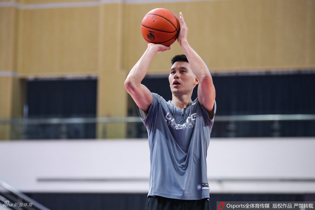 林书豪现身赛前热身 挥汗如雨期待上阵