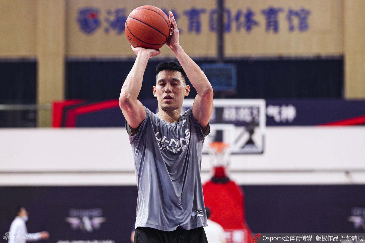 林书豪现身赛前热身 挥汗如雨期待上阵