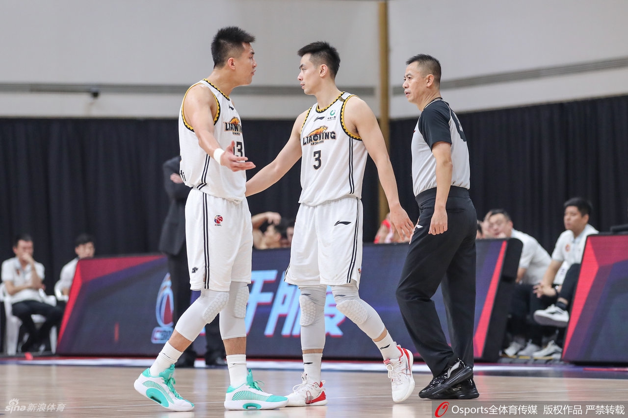 郭艾伦向裁判抱怨接连吃T 被直接驱逐出场