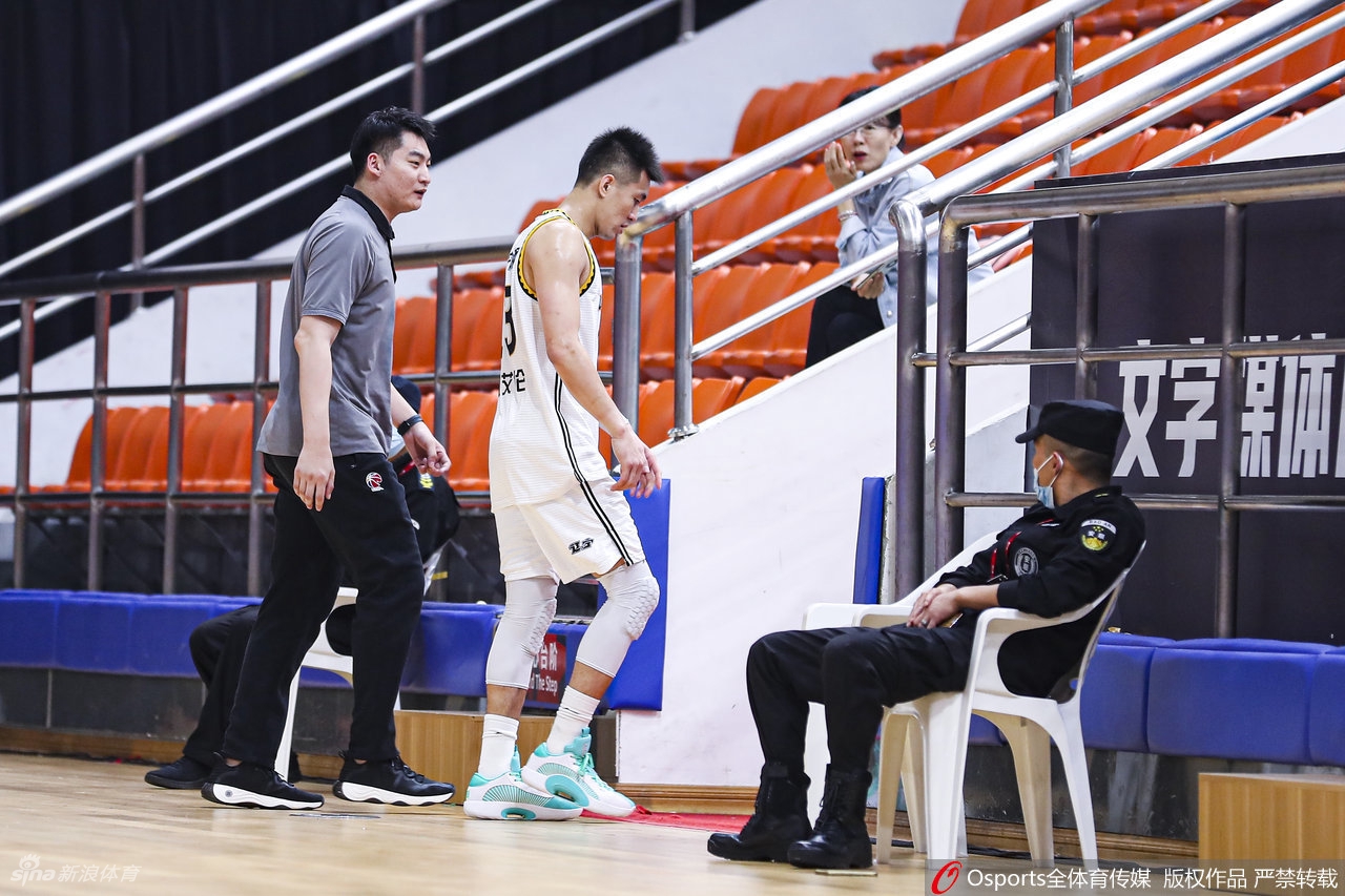 郭艾伦向裁判抱怨接连吃T 被直接驱逐出场