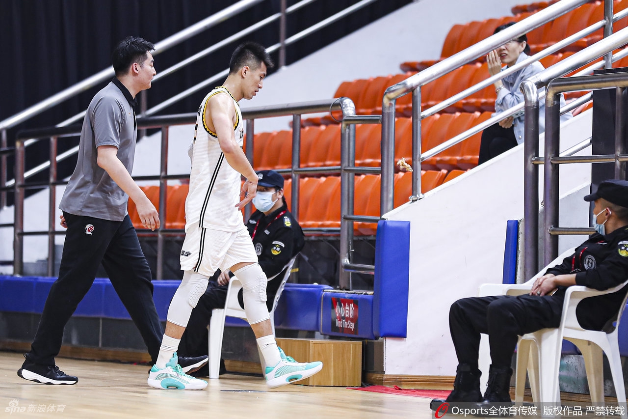 郭艾伦向裁判抱怨接连吃T 被直接驱逐出场