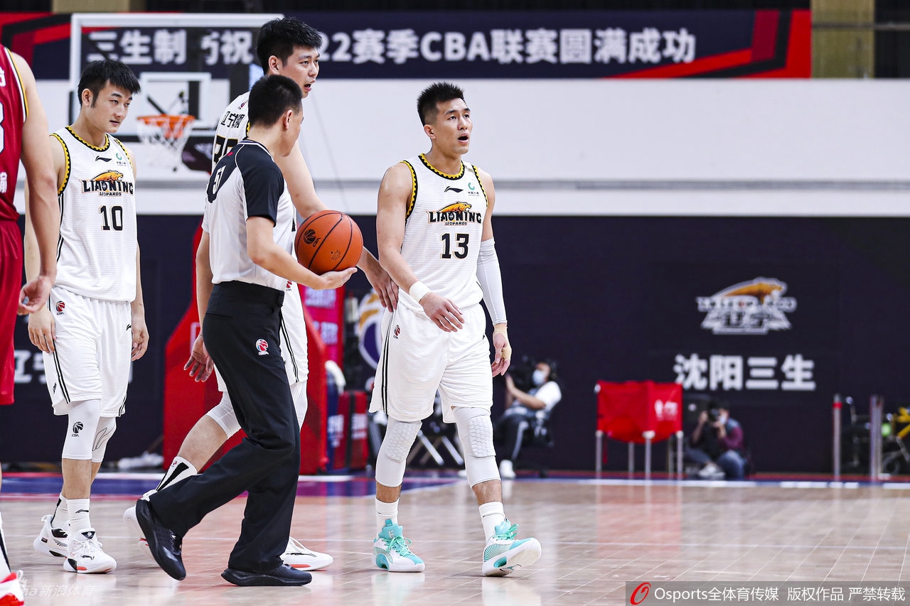 郭艾伦向裁判抱怨接连吃T 被直接驱逐出场