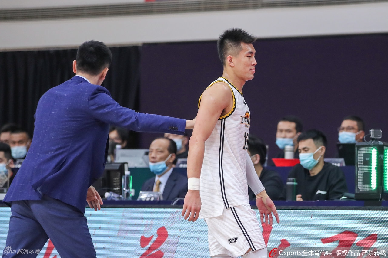 郭艾伦向裁判抱怨接连吃T 被直接驱逐出场