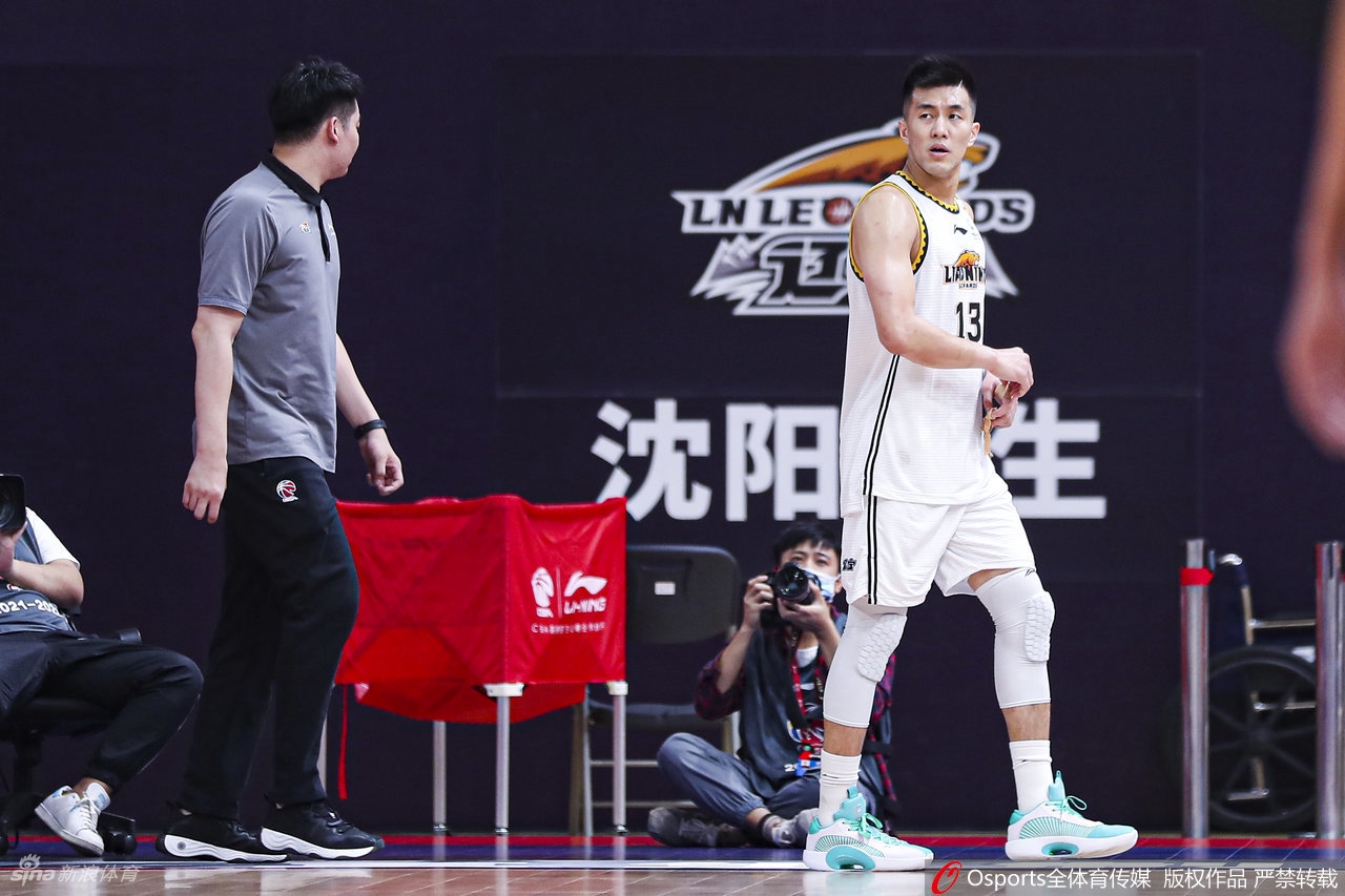 郭艾伦向裁判抱怨接连吃T 被直接驱逐出场