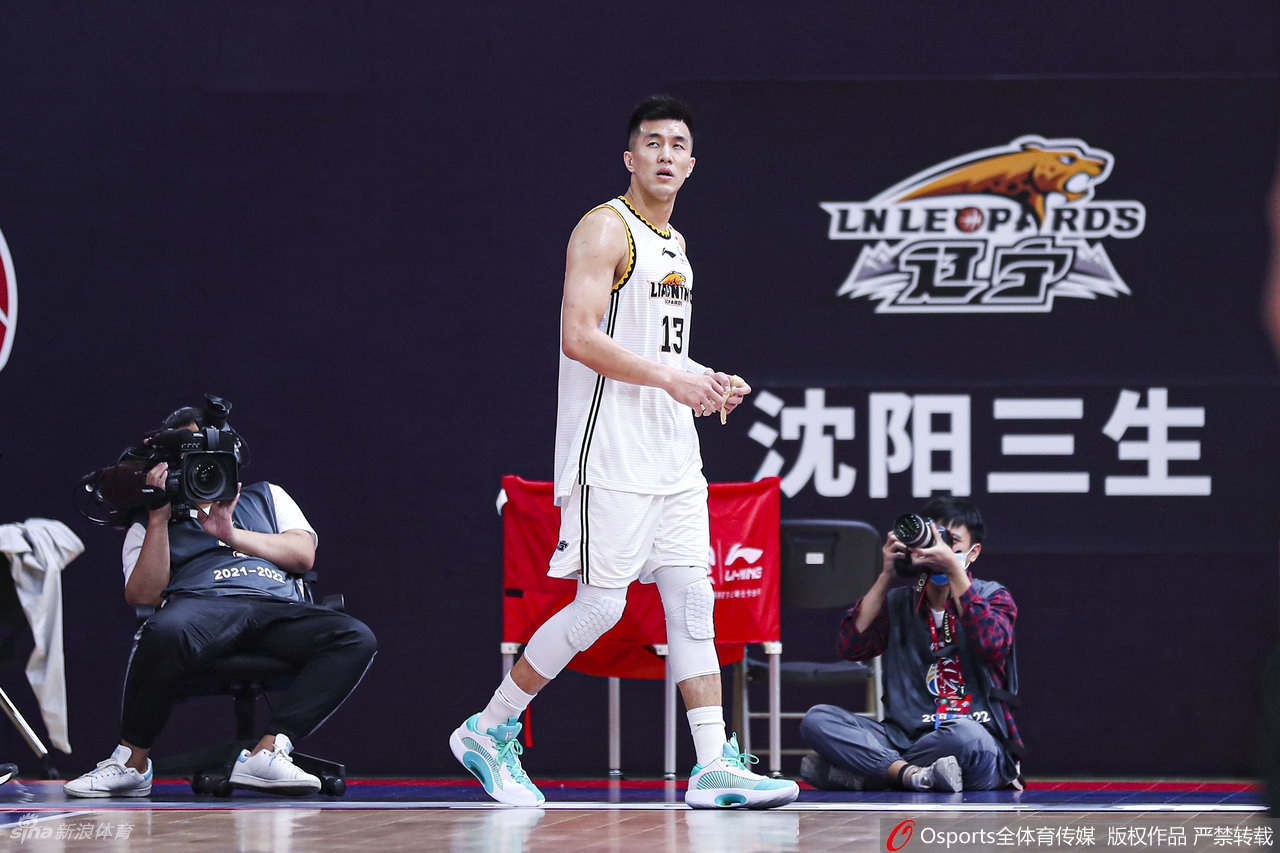 郭艾伦向裁判抱怨接连吃T 被直接驱逐出场