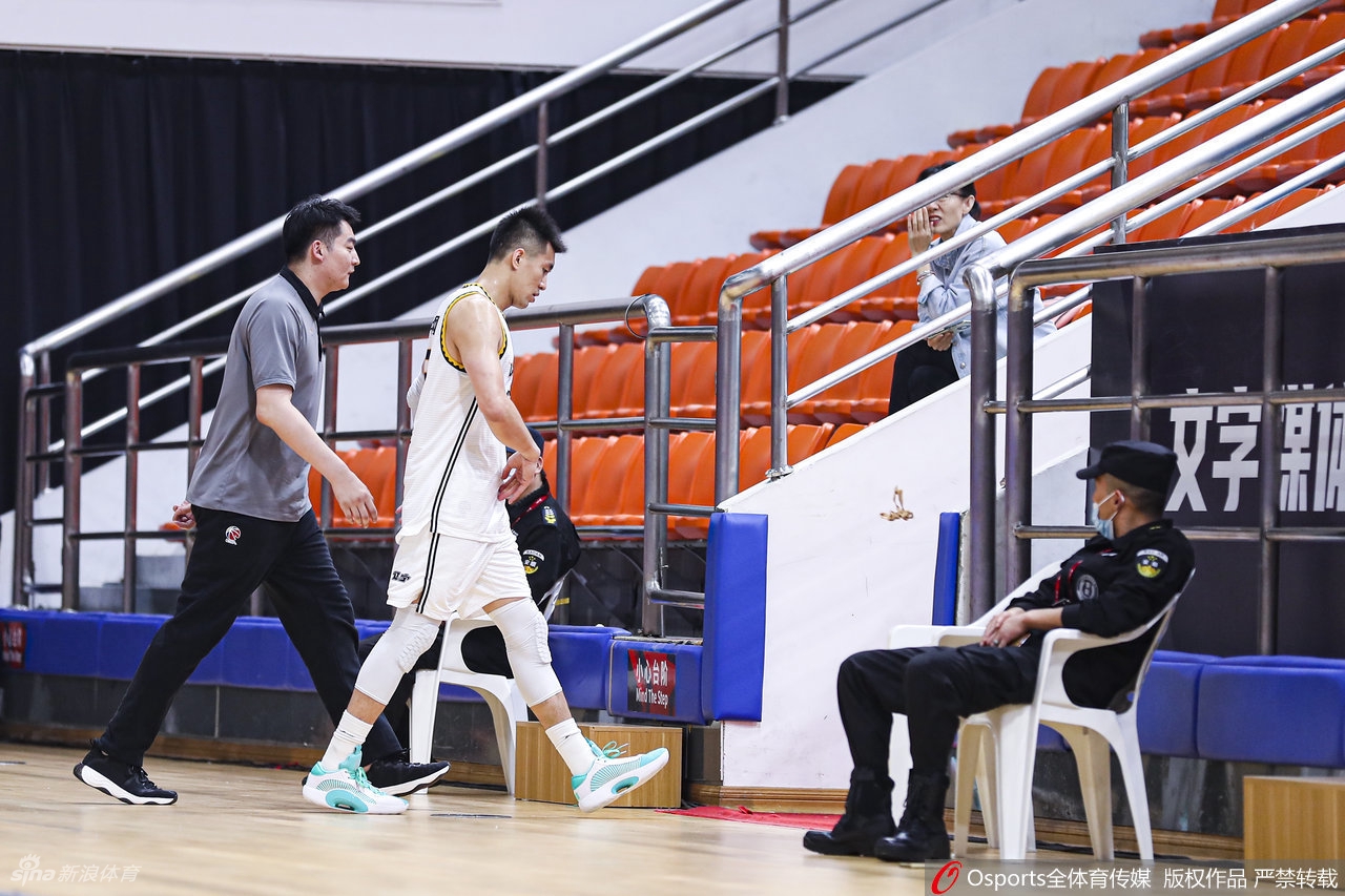 郭艾伦向裁判抱怨接连吃T 被直接驱逐出场