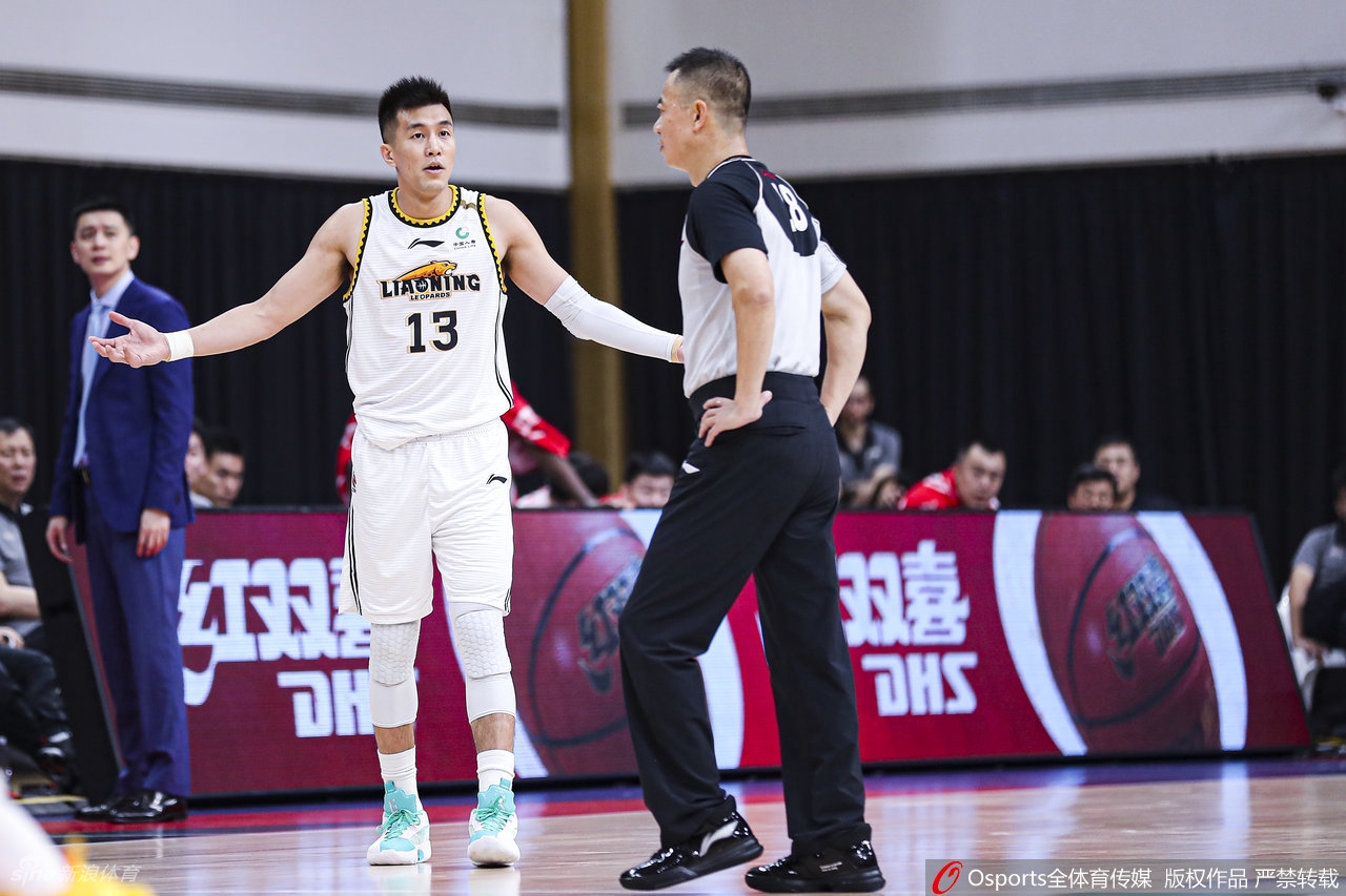 郭艾伦向裁判抱怨接连吃T 被直接驱逐出场