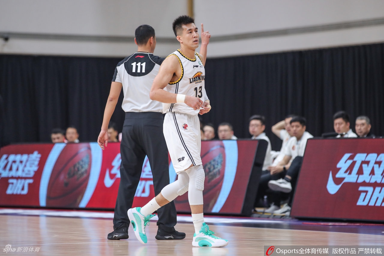 郭艾伦向裁判抱怨接连吃T 被直接驱逐出场