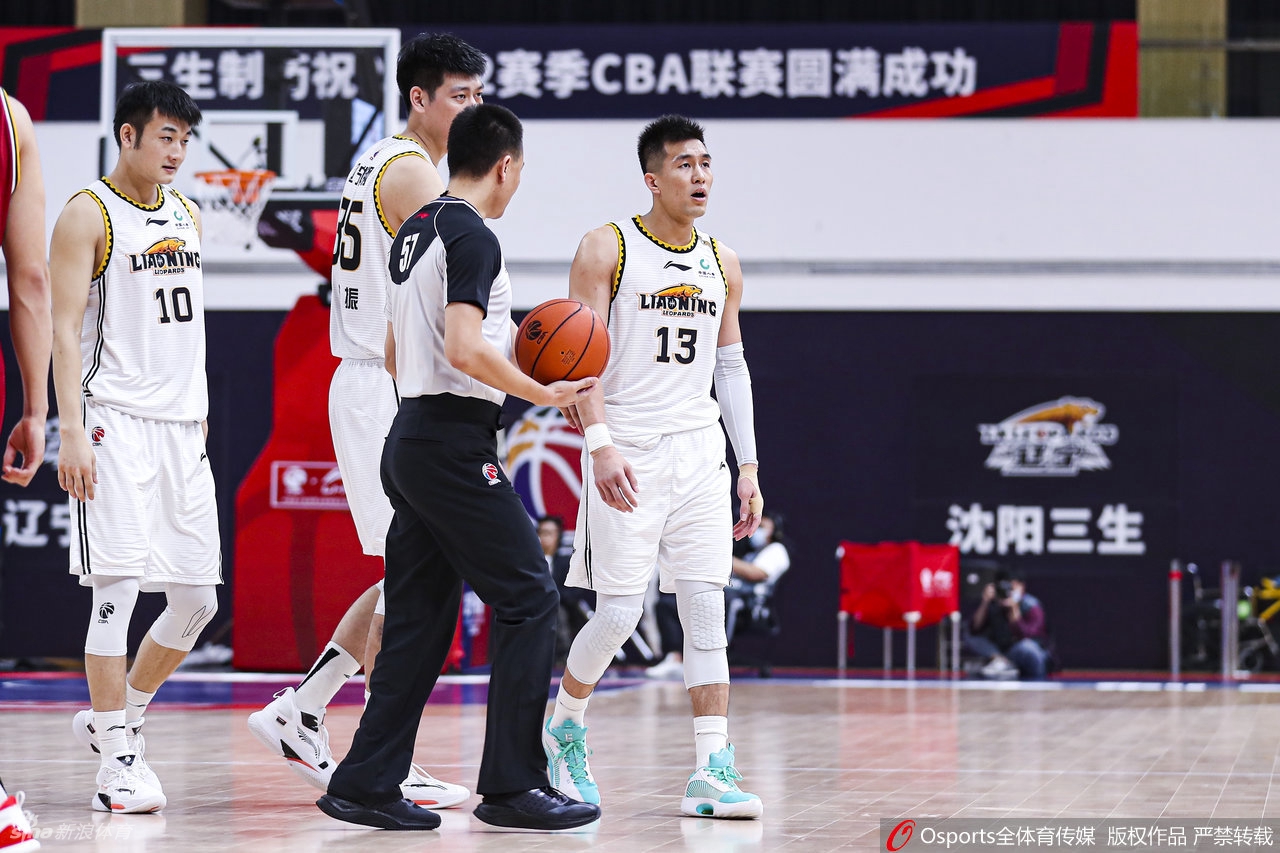 郭艾伦向裁判抱怨接连吃T 被直接驱逐出场