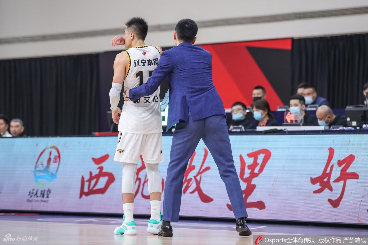 郭艾伦向裁判抱怨接连吃T 被直接驱逐出场