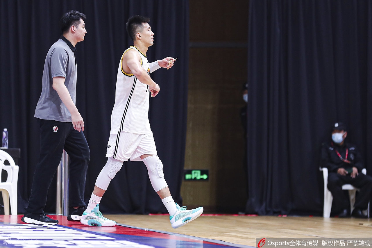 郭艾伦向裁判抱怨接连吃T 被直接驱逐出场