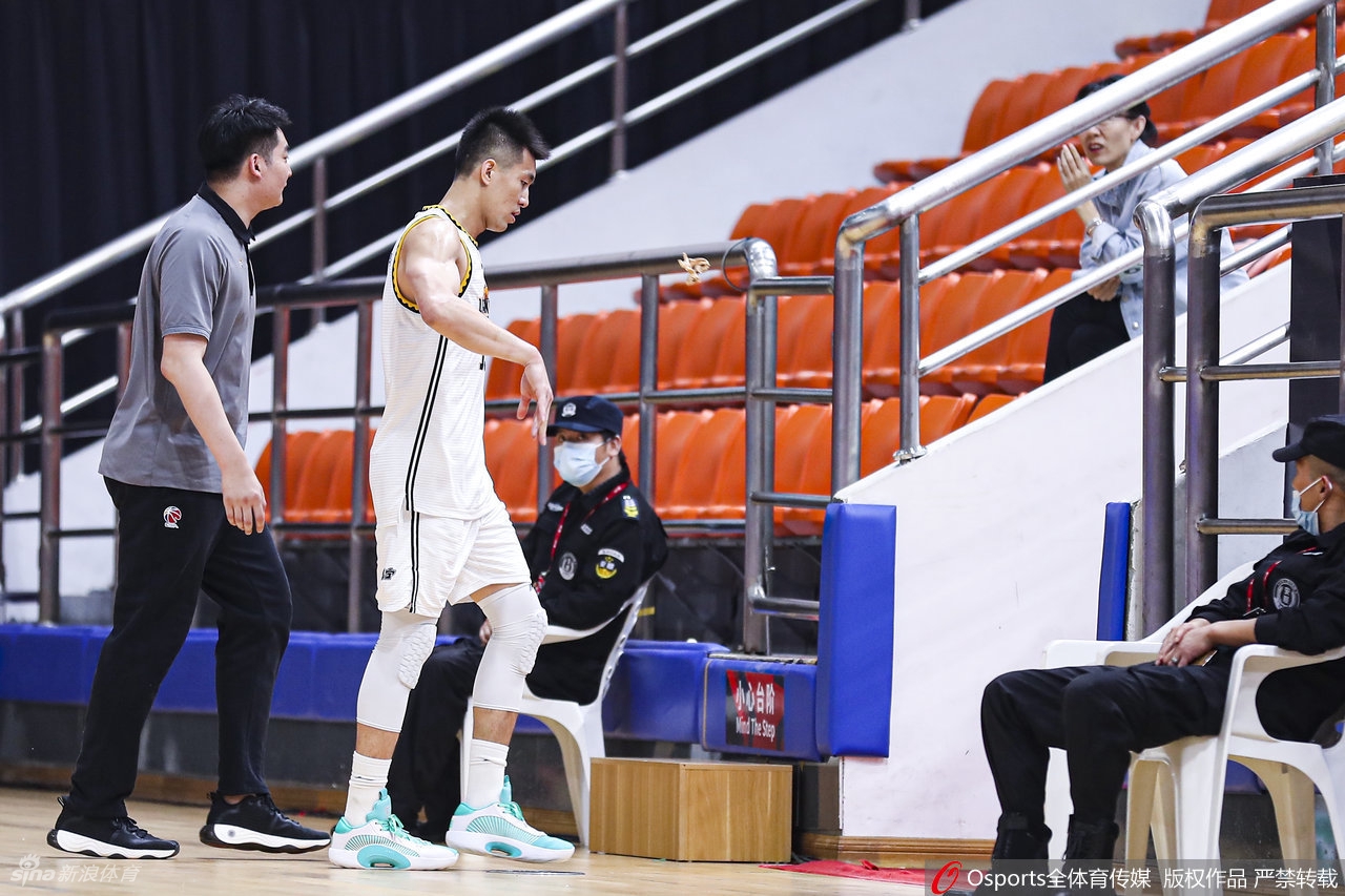 郭艾伦向裁判抱怨接连吃T 被直接驱逐出场