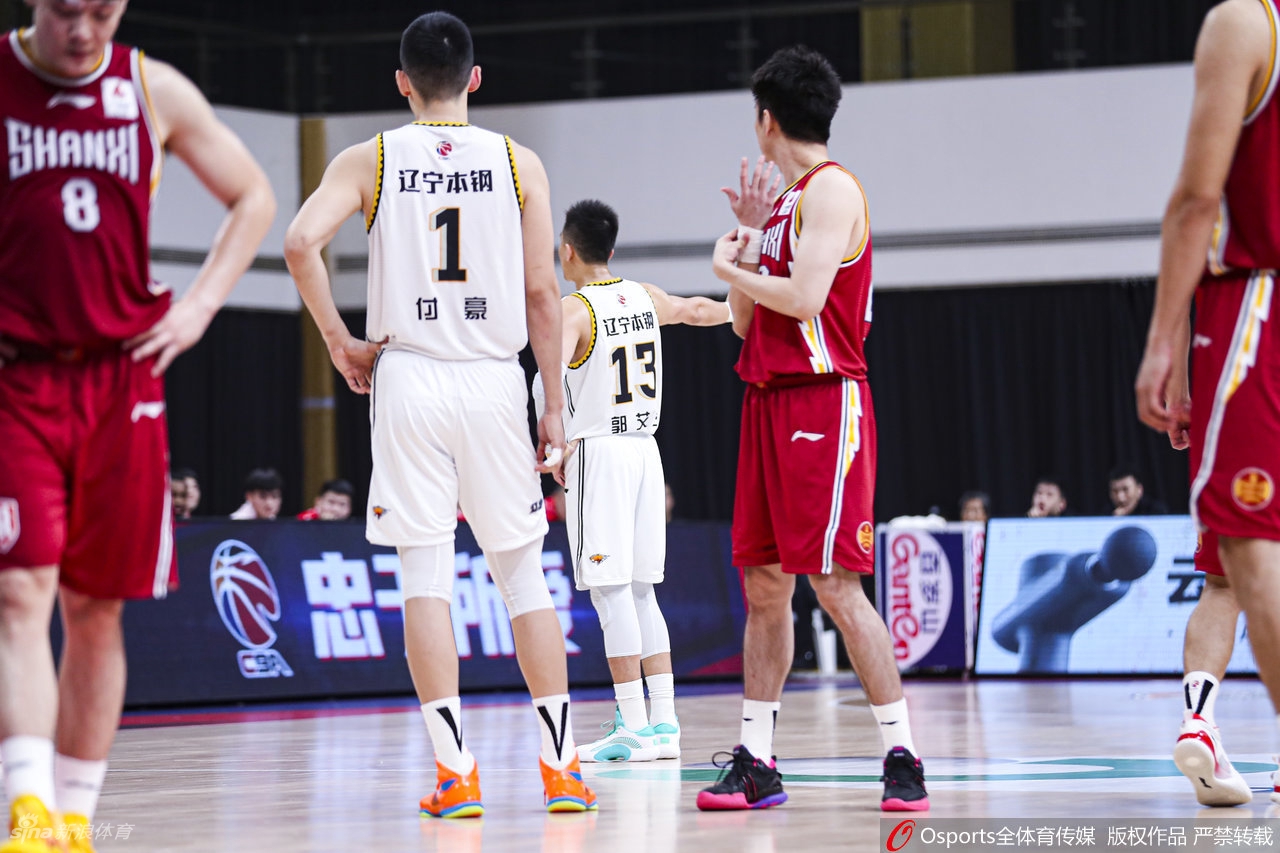 郭艾伦向裁判抱怨接连吃T 被直接驱逐出场