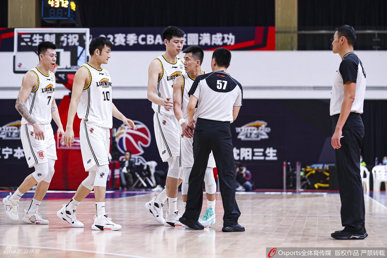 郭艾伦向裁判抱怨接连吃T 被直接驱逐出场