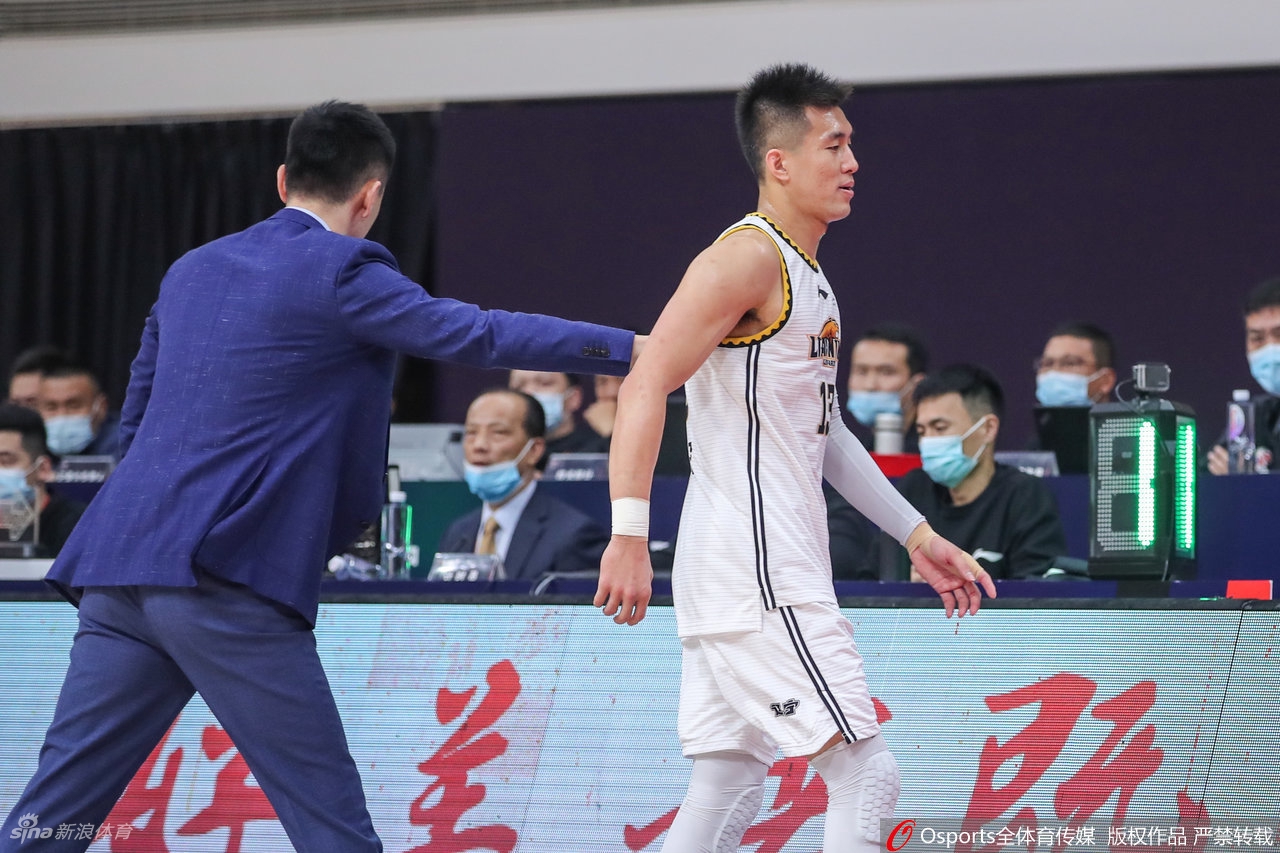 郭艾伦向裁判抱怨接连吃T 被直接驱逐出场