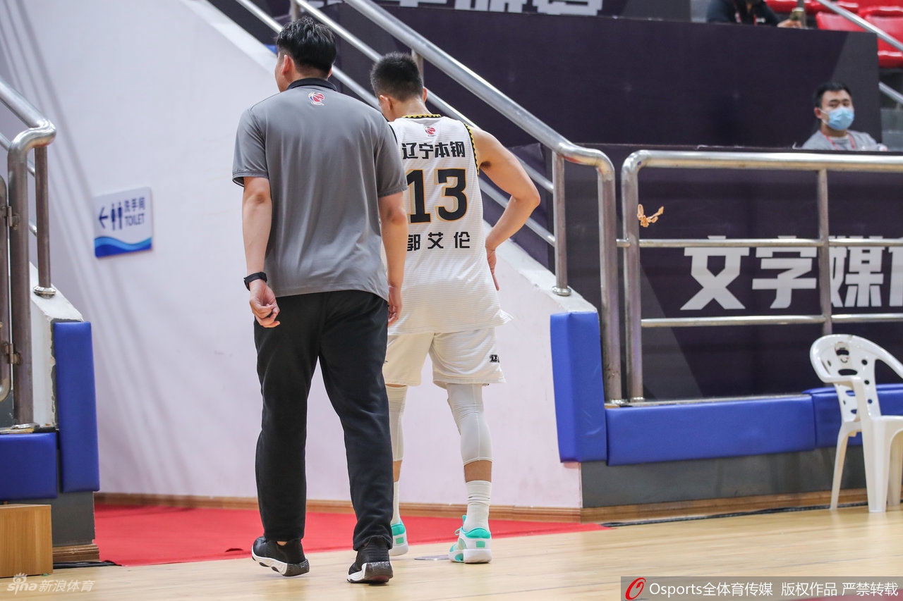 郭艾伦向裁判抱怨接连吃T 被直接驱逐出场