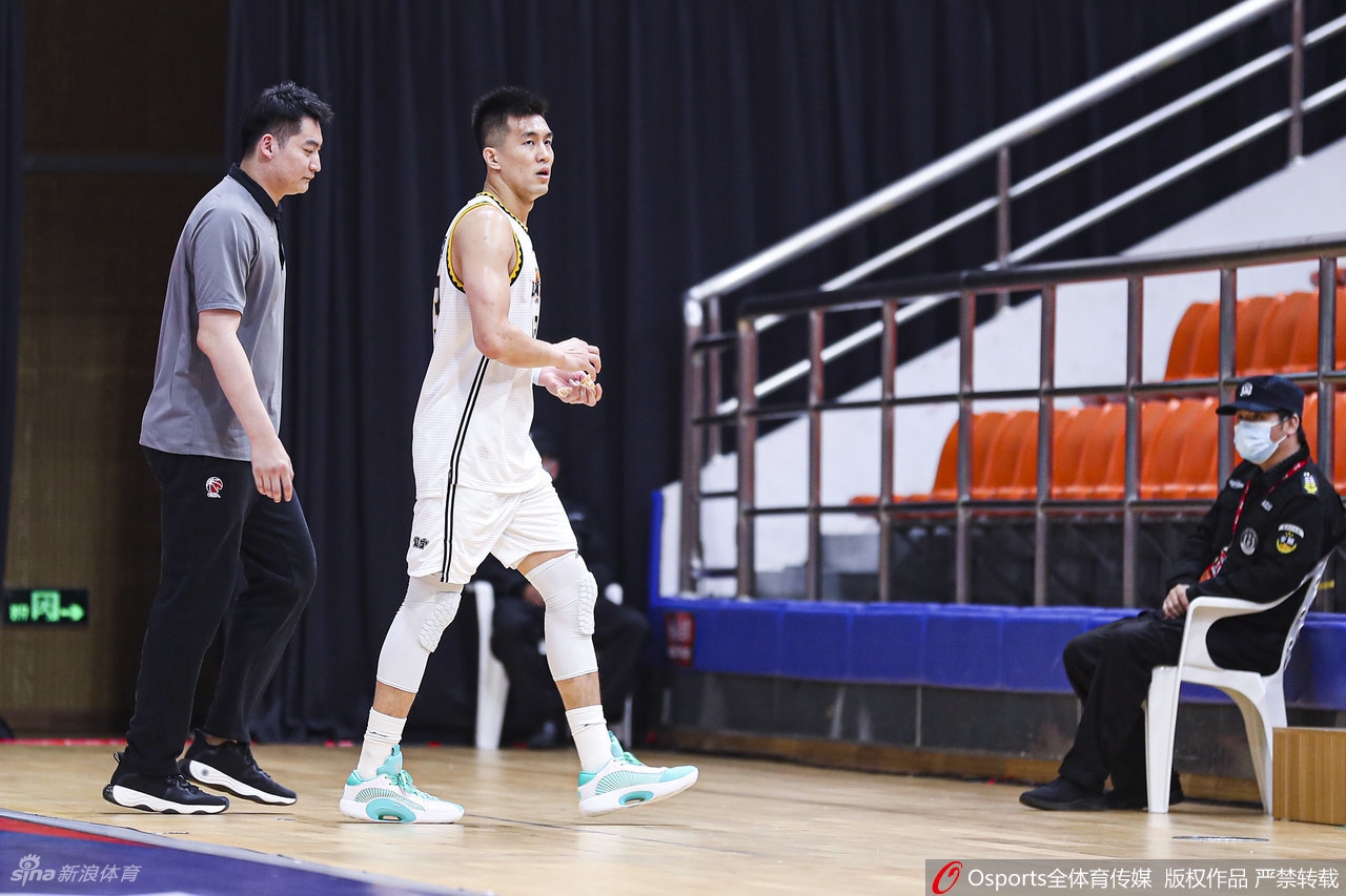 郭艾伦向裁判抱怨接连吃T 被直接驱逐出场