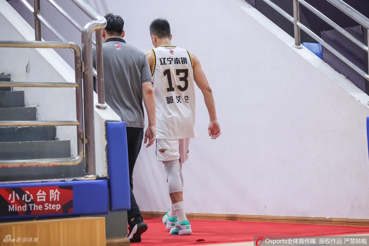 郭艾伦向裁判抱怨接连吃T 被直接驱逐出场