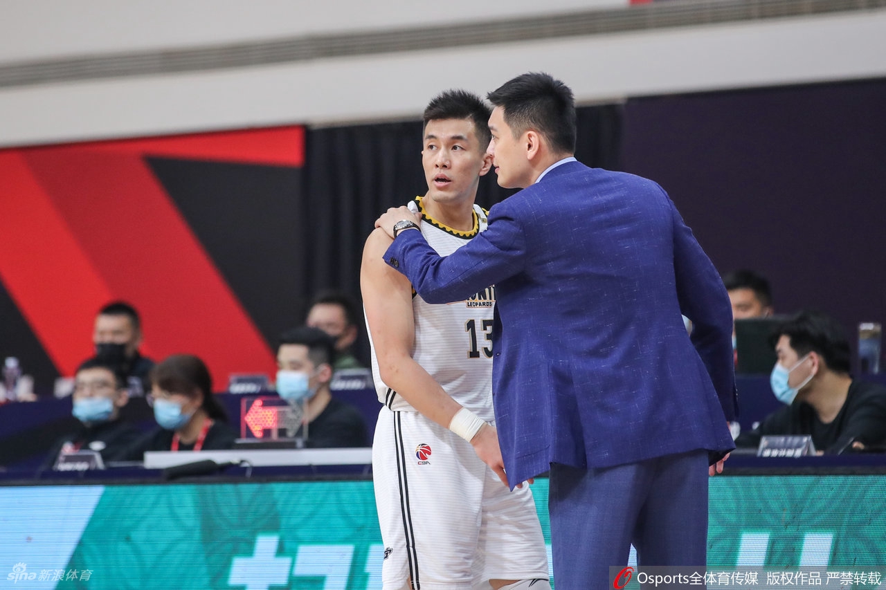 郭艾伦向裁判抱怨接连吃T 被直接驱逐出场