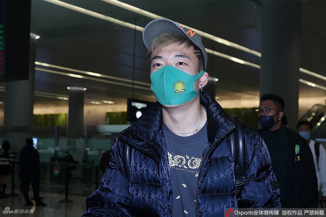 北京国安队抵沪训练 侯永永领衔亮相