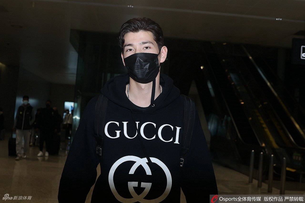 北京国安队抵沪训练 侯永永领衔亮相