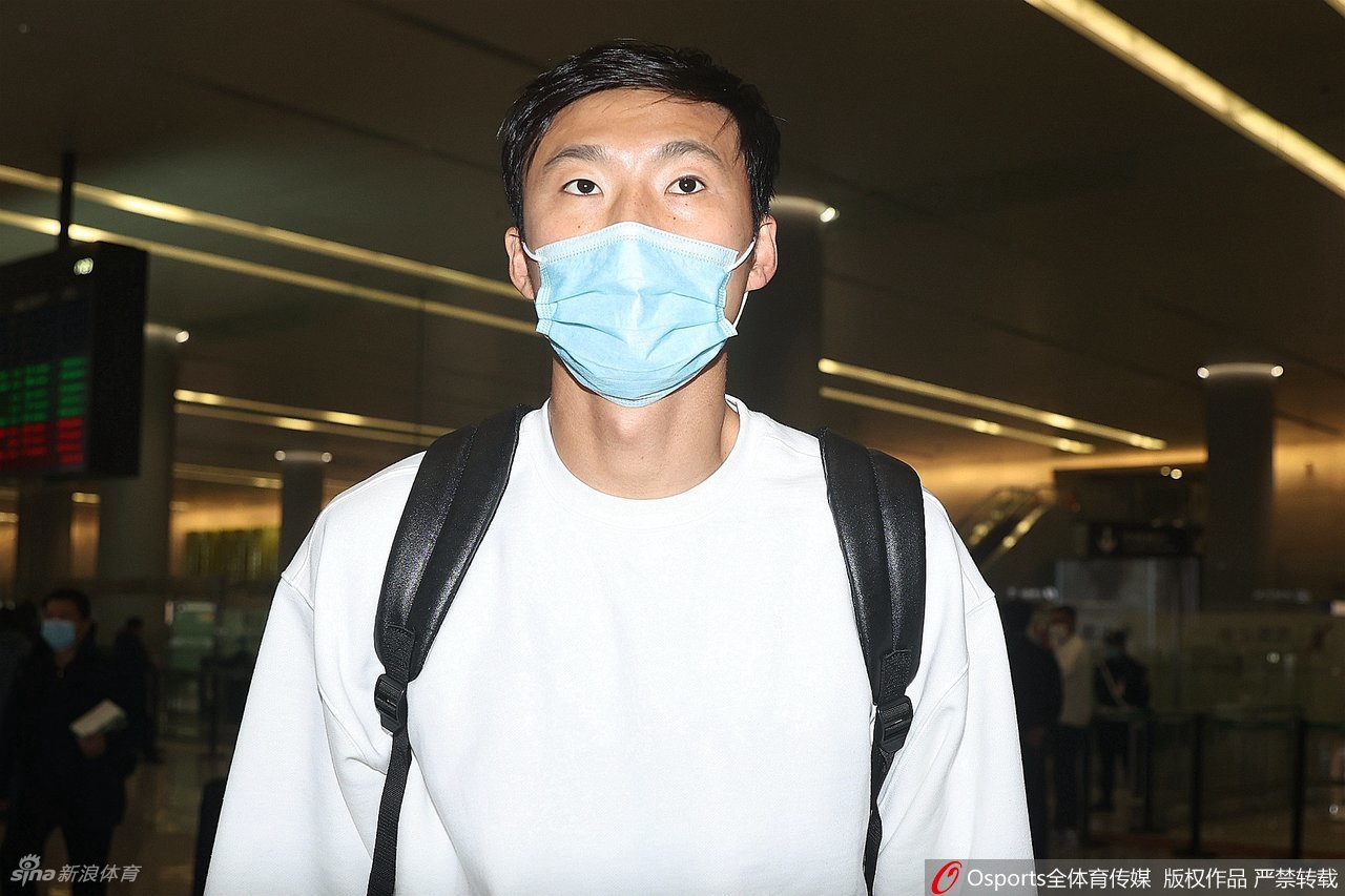 北京国安队抵沪训练 侯永永领衔亮相