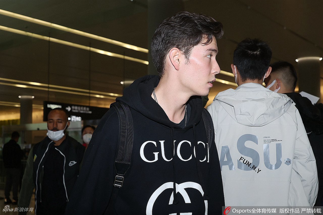 北京国安队抵沪训练 侯永永领衔亮相