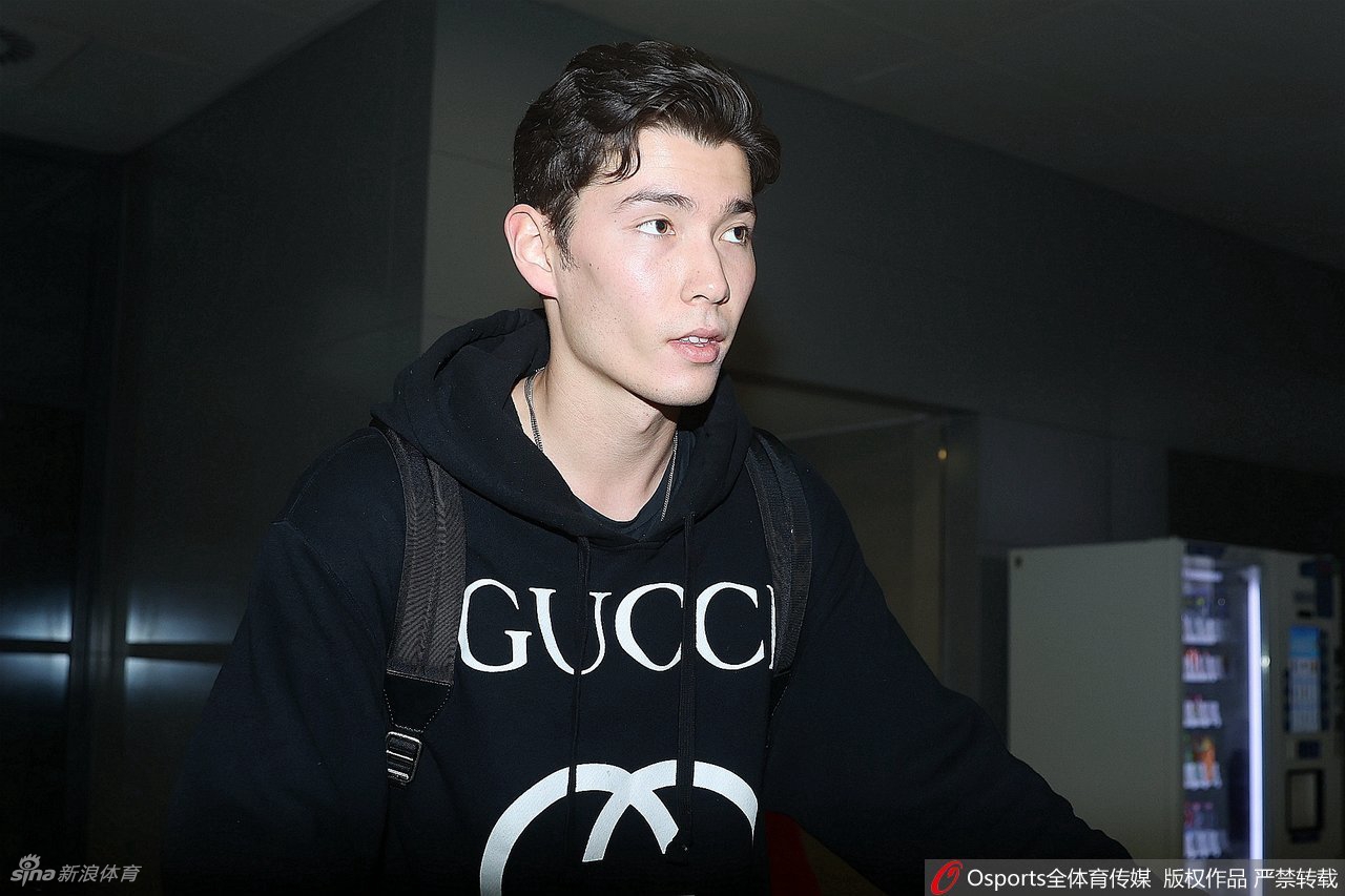 北京国安队抵沪训练 侯永永领衔亮相