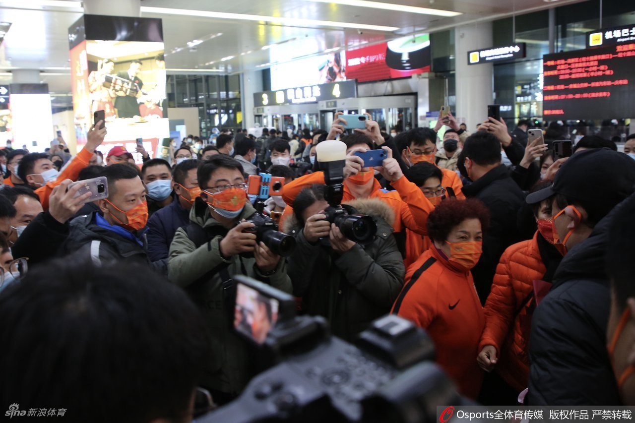 山东泰山夺双冠返回济南 球迷拉横幅热情迎接