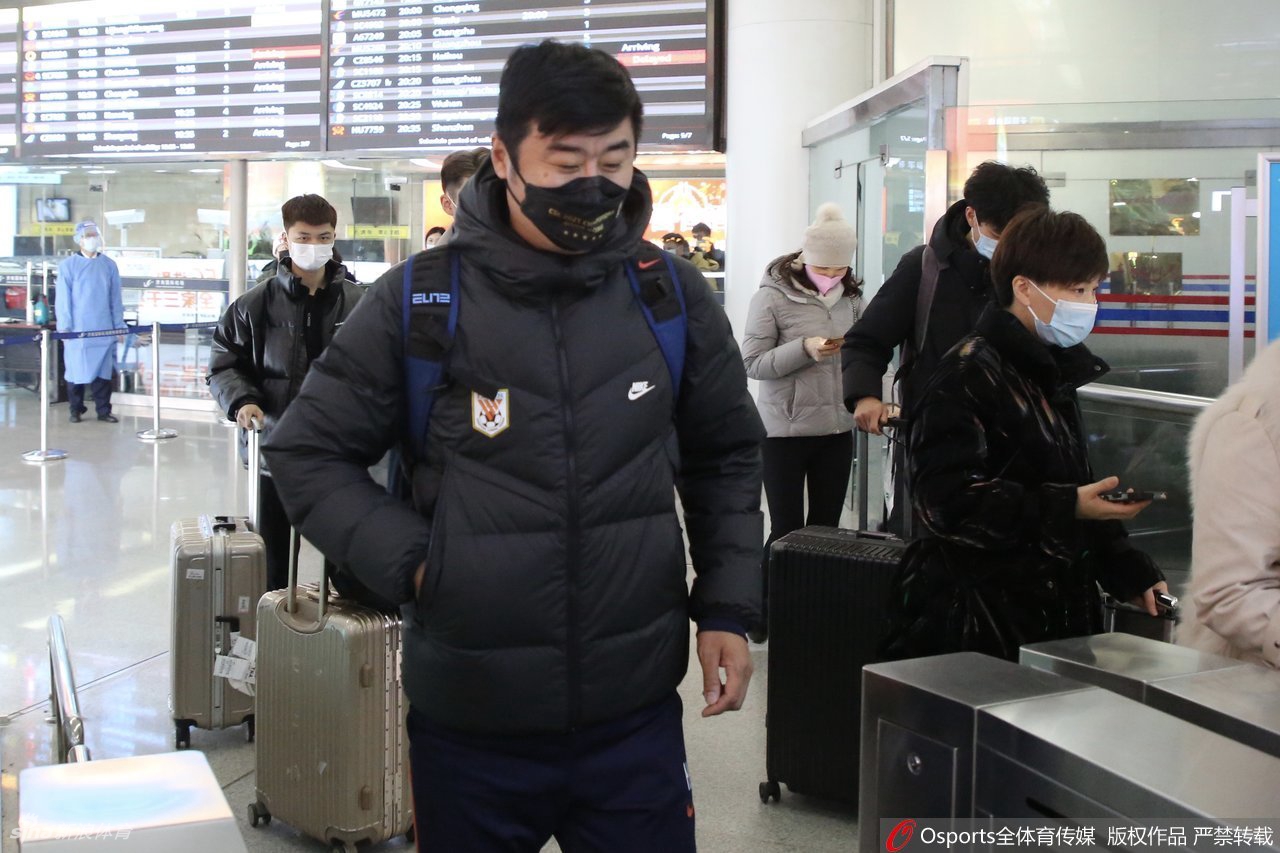 山东泰山夺双冠返回济南 球迷拉横幅热情迎接