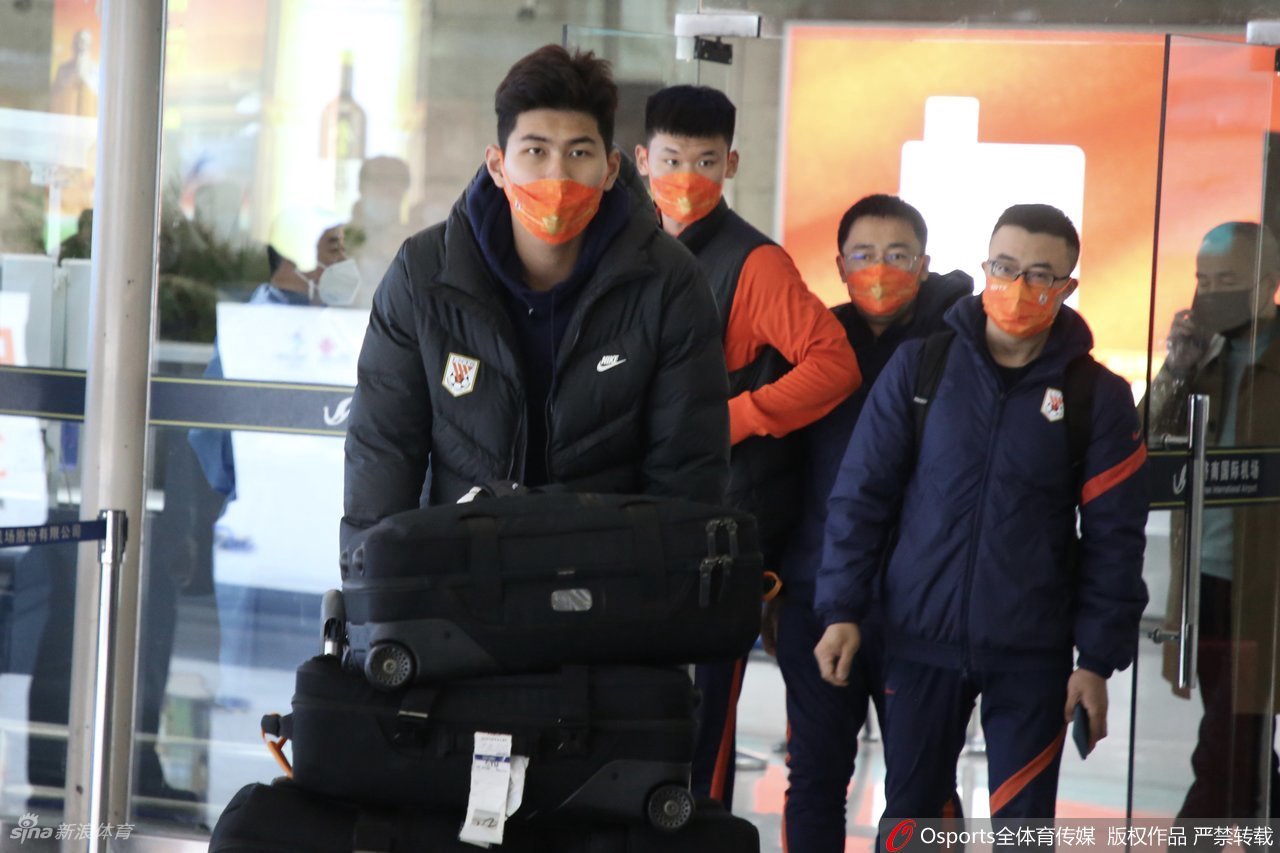 山东泰山夺双冠返回济南 球迷拉横幅热情迎接