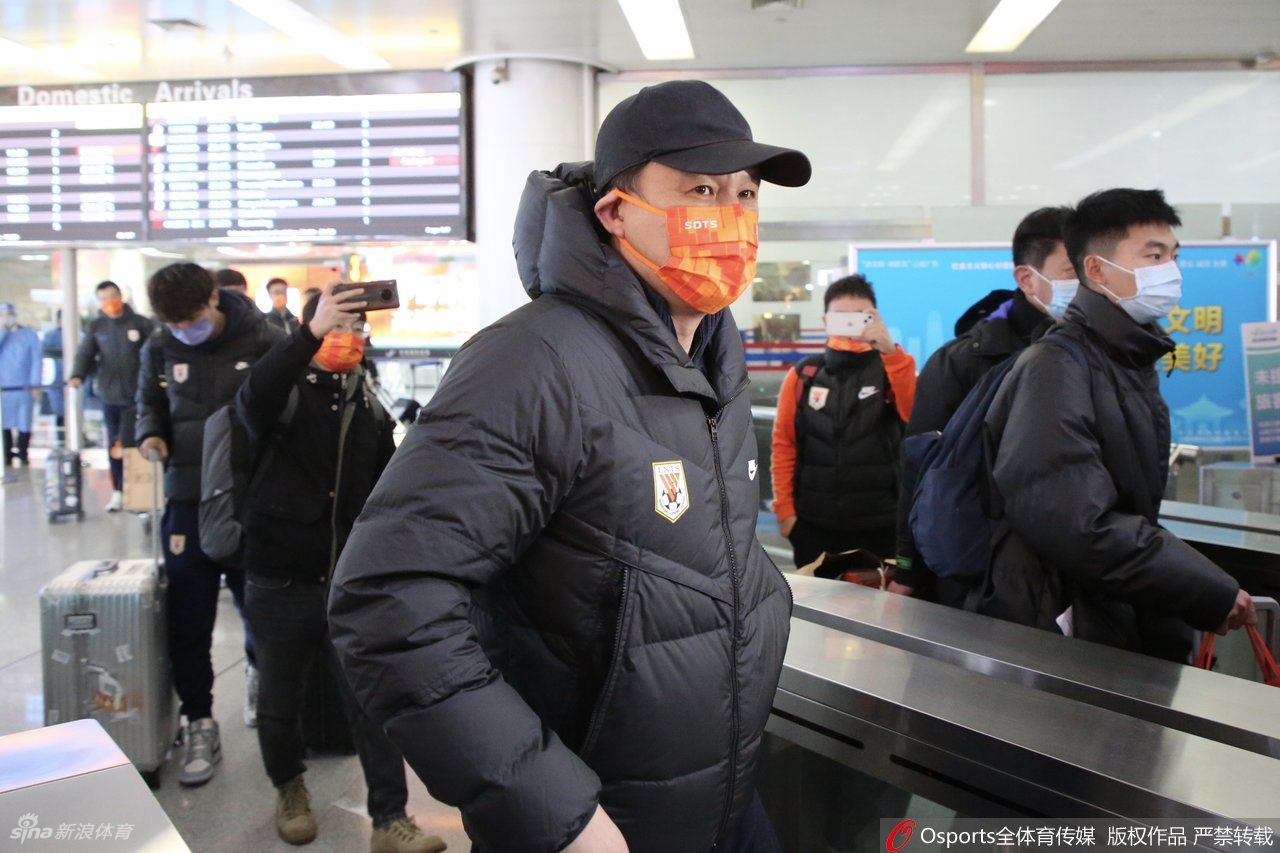 山东泰山夺双冠返回济南 球迷拉横幅热情迎接