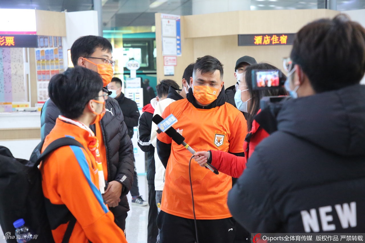 山东泰山夺双冠返回济南 球迷拉横幅热情迎接