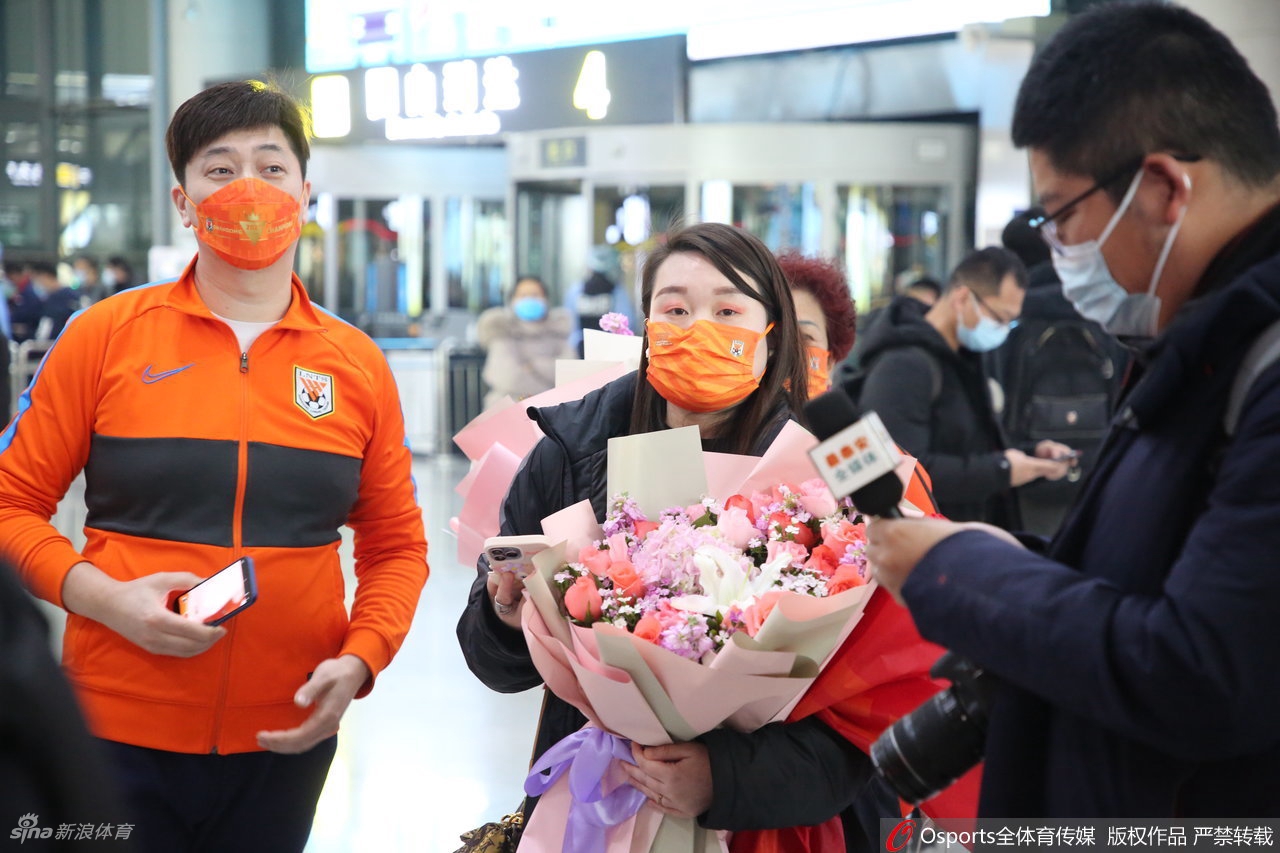 山东泰山夺双冠返回济南 球迷拉横幅热情迎接