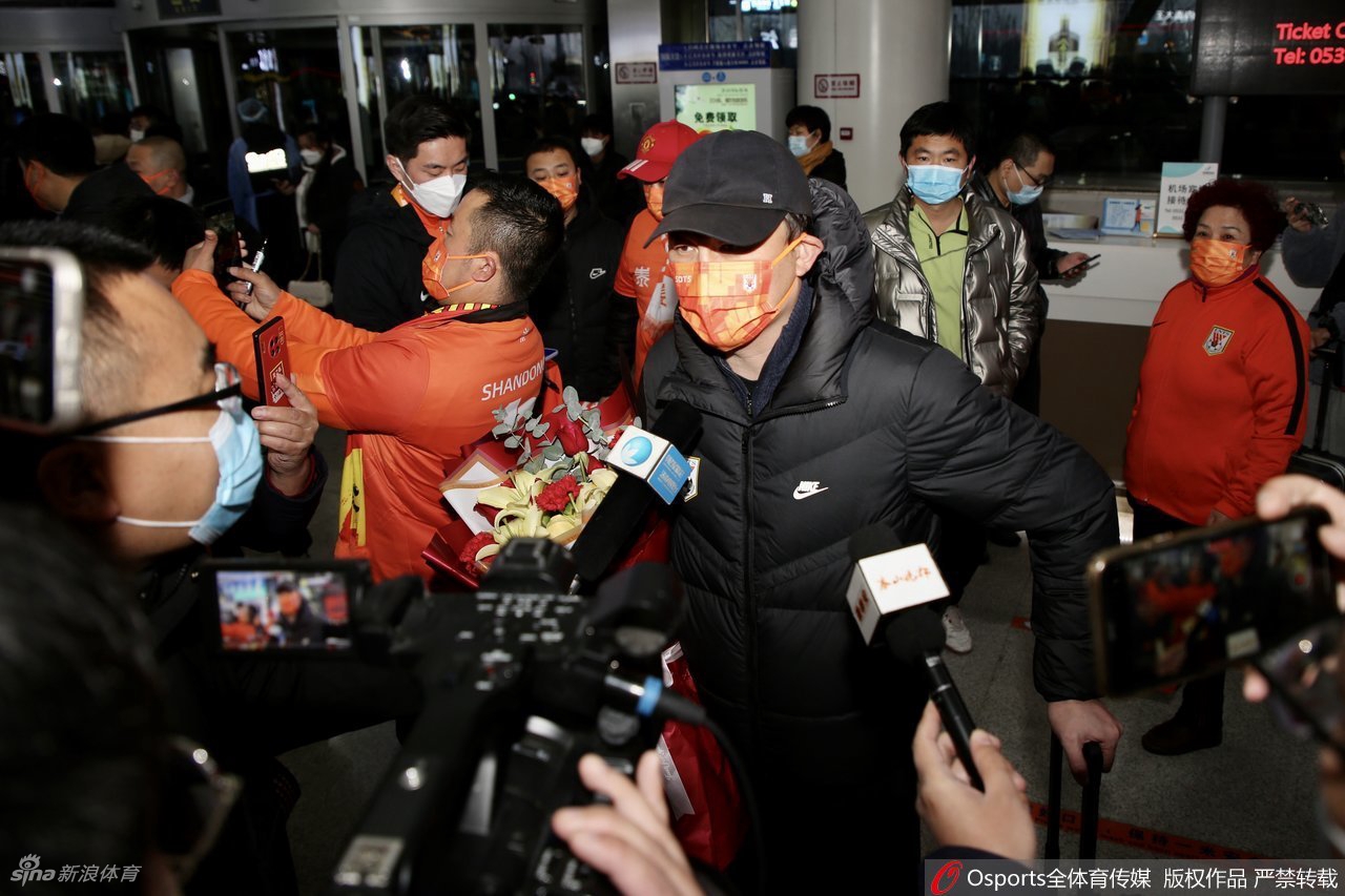 山东泰山夺双冠返回济南 球迷拉横幅热情迎接