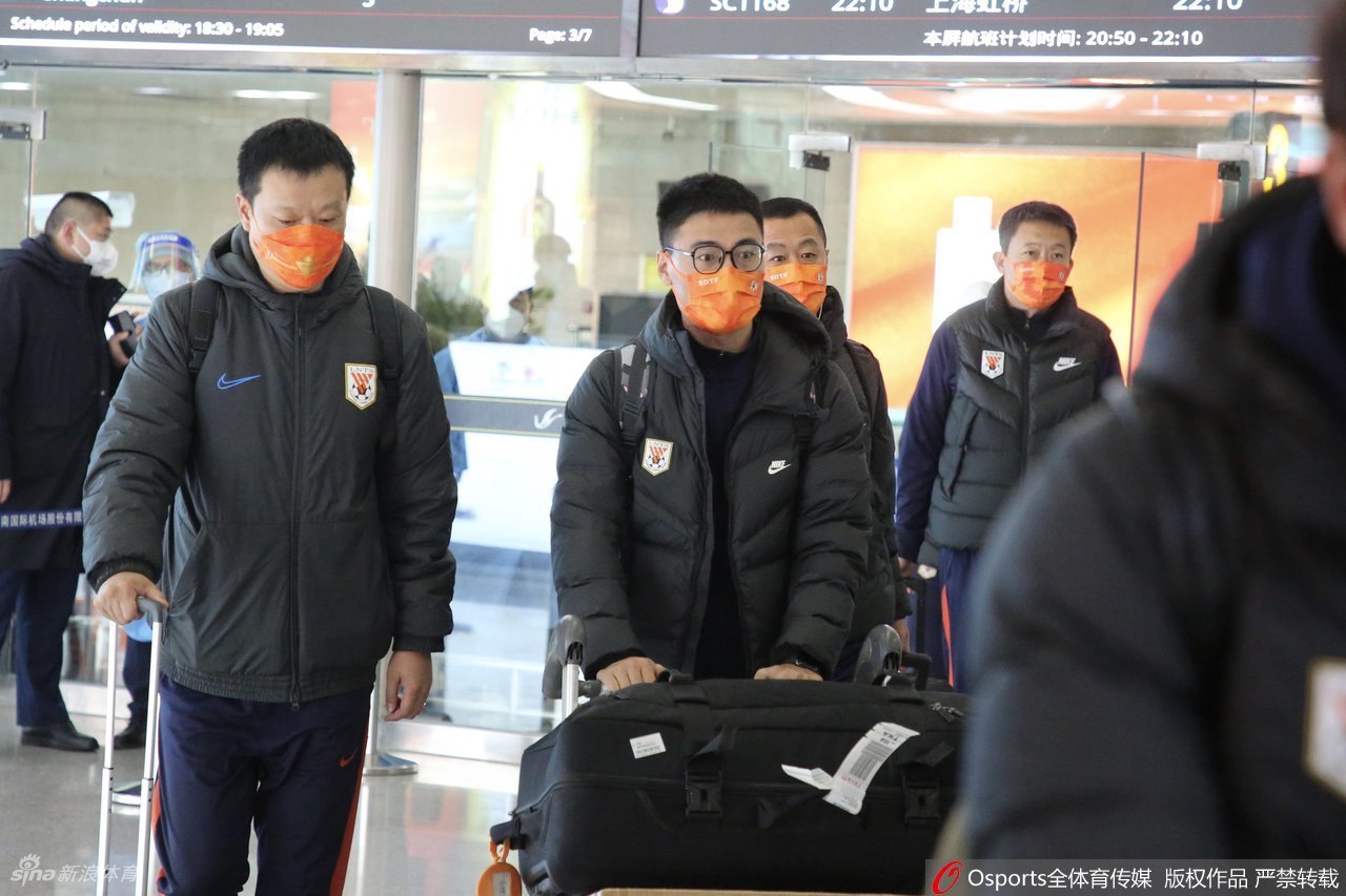 山东泰山夺双冠返回济南 球迷拉横幅热情迎接