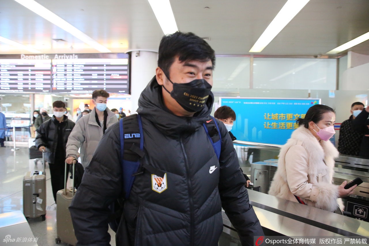 山东泰山夺双冠返回济南 球迷拉横幅热情迎接