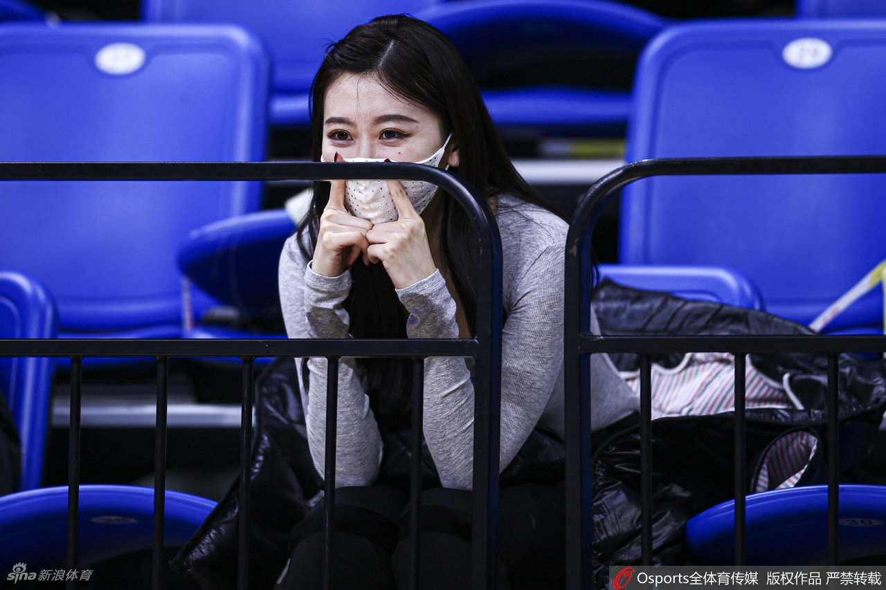 靓丽女球迷看台观战CBA