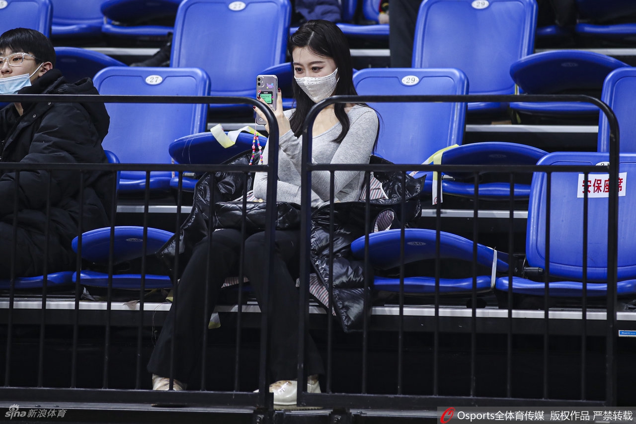 靓丽女球迷看台观战CBA