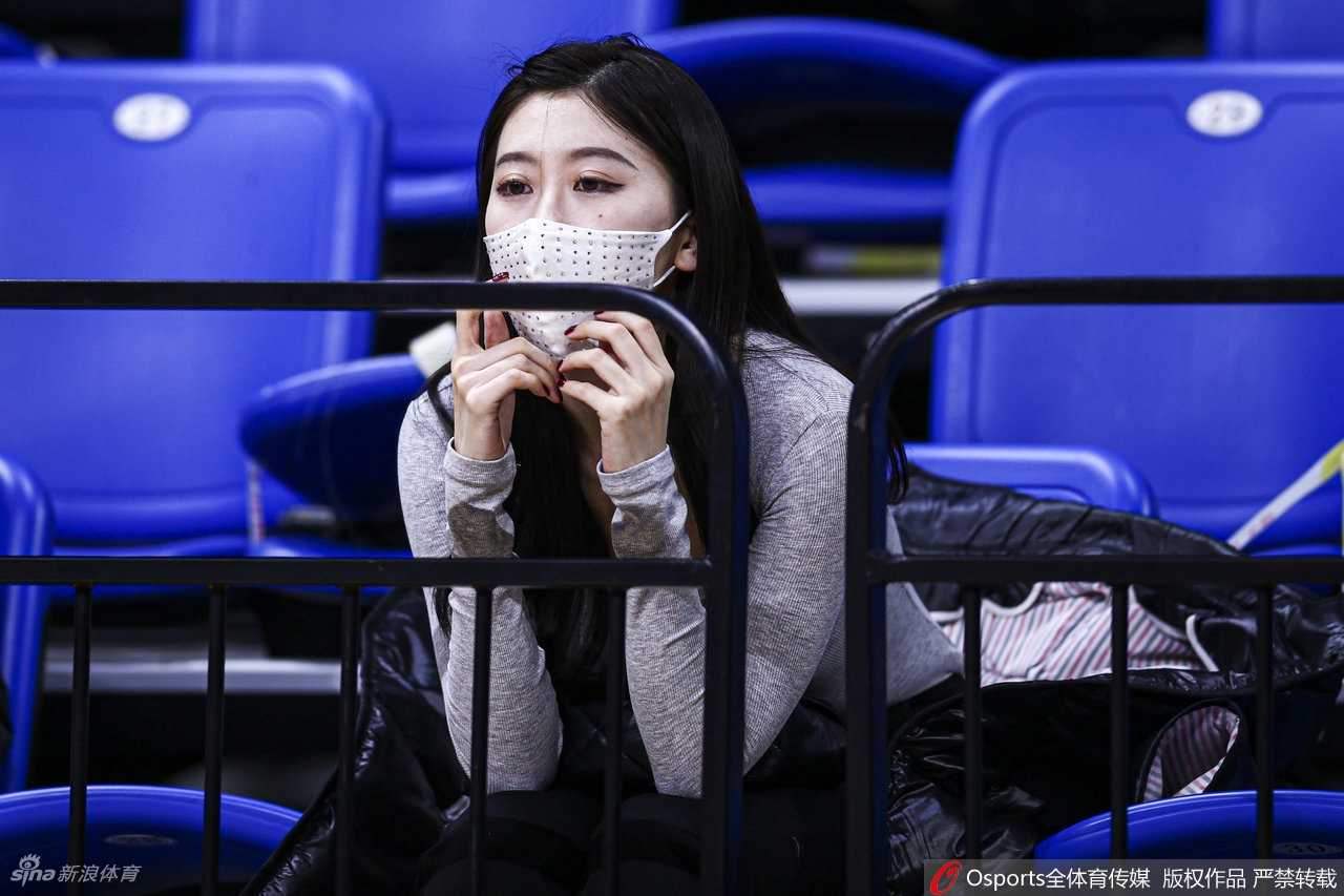 靓丽女球迷看台观战CBA