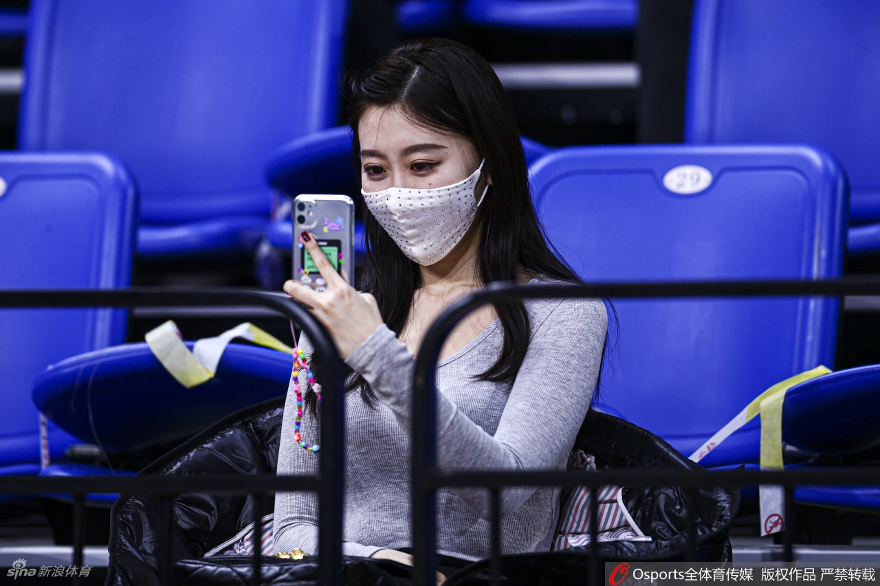 靓丽女球迷看台观战CBA