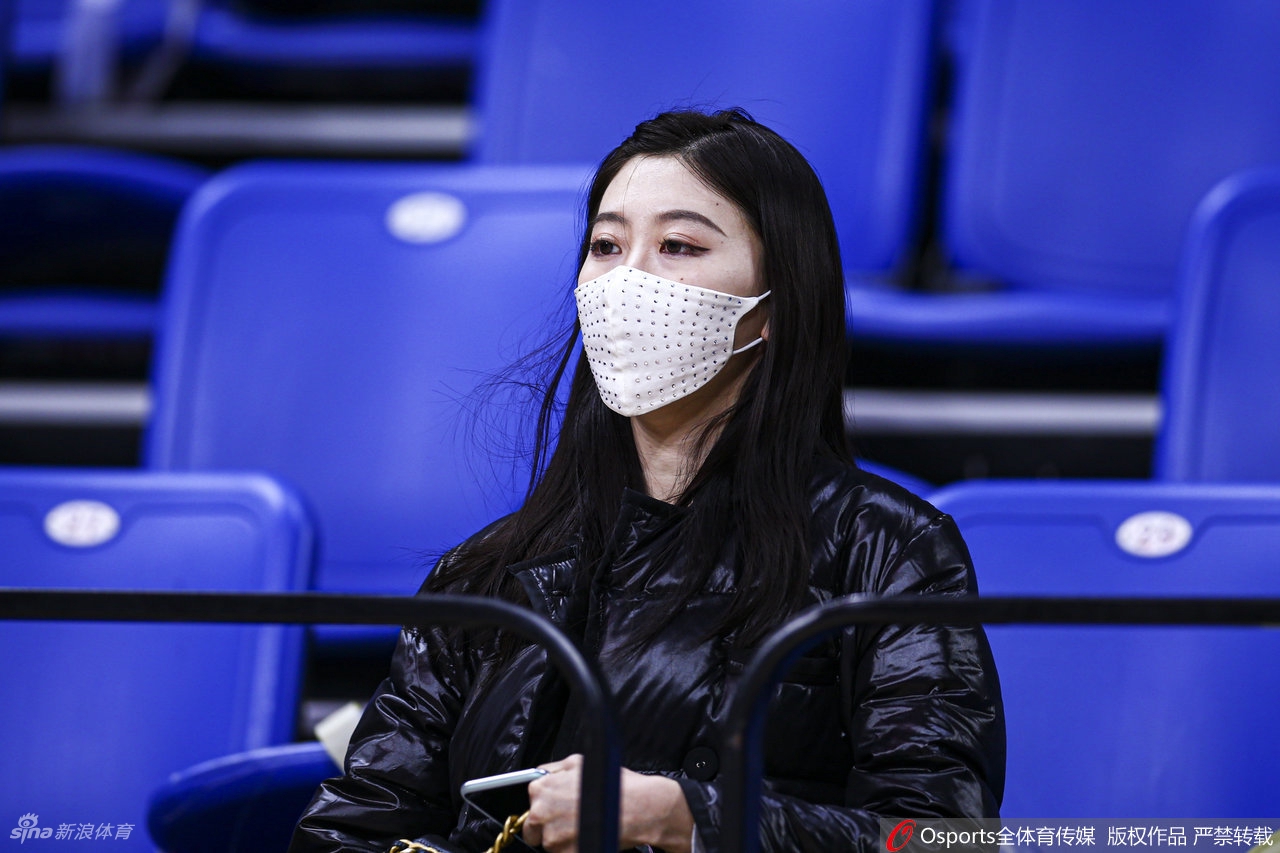 靓丽女球迷看台观战CBA