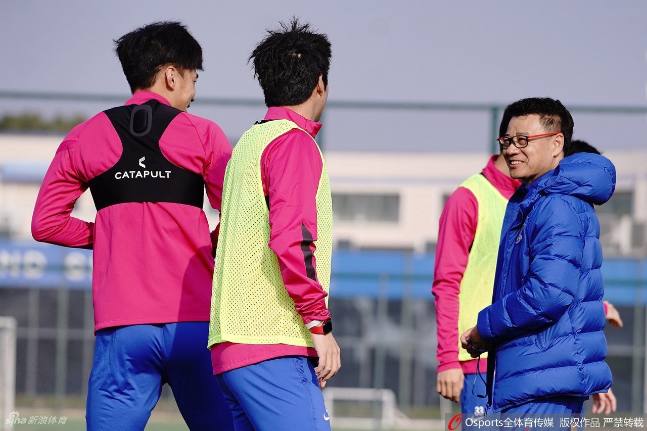 申花新帅吴金贵领衔新赛季开放日：主要任务是保级