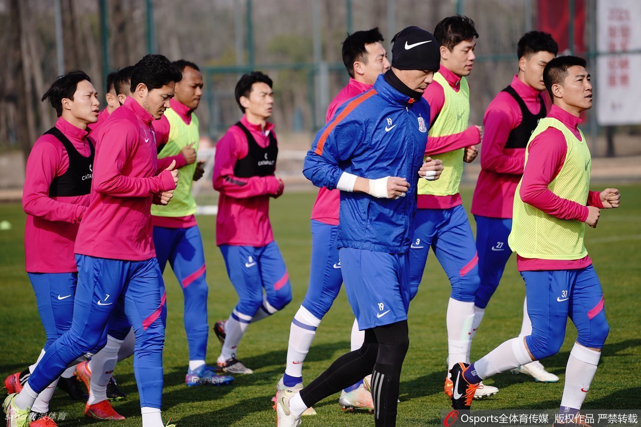 申花新帅吴金贵领衔新赛季开放日：主要任务是保级