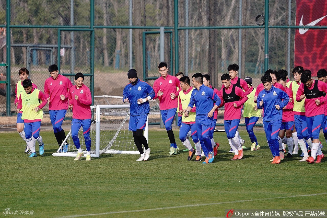 申花新帅吴金贵领衔新赛季开放日：主要任务是保级