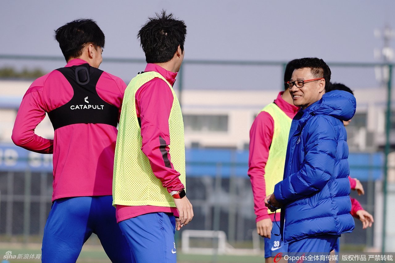 申花新帅吴金贵领衔新赛季开放日：主要任务是保级